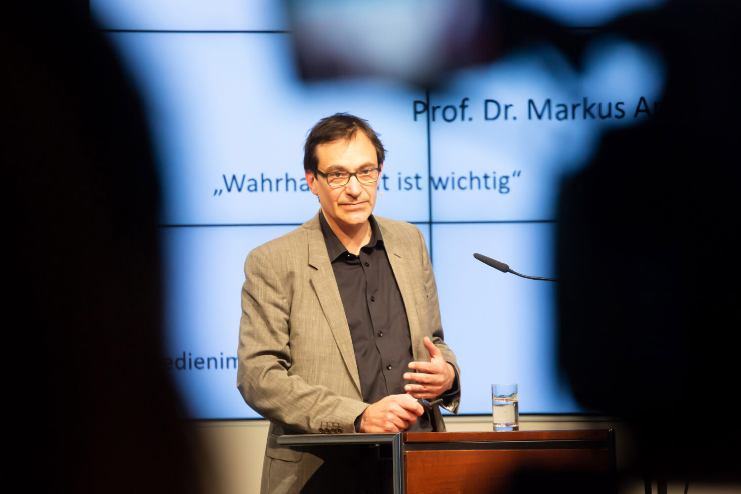 Prof. Dr. Markus Appel während seiner Vortrags am Rednerpult