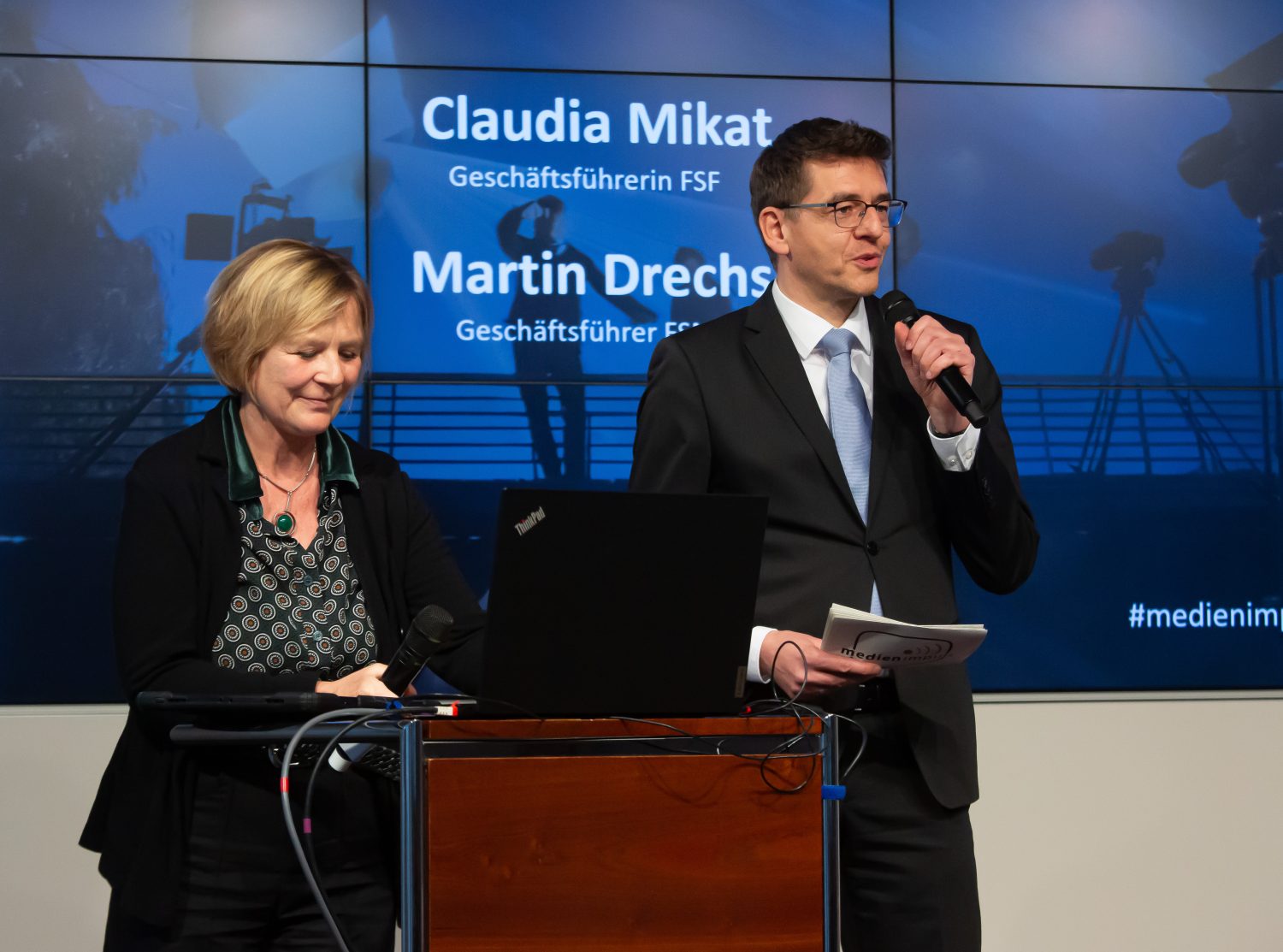 Claudia Mikat (FSF) und Martin Drechsler (FSM) eröffnen den medien impuls.
